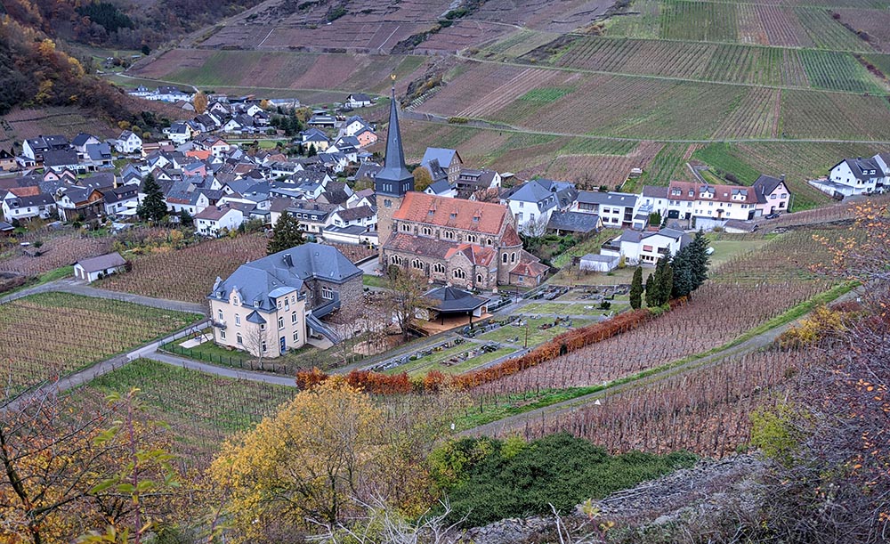 Mitten in steile Rebhänge schmiegt sich das malerisch gelegene Dorf Mayschoß. Foto: Carola Faber