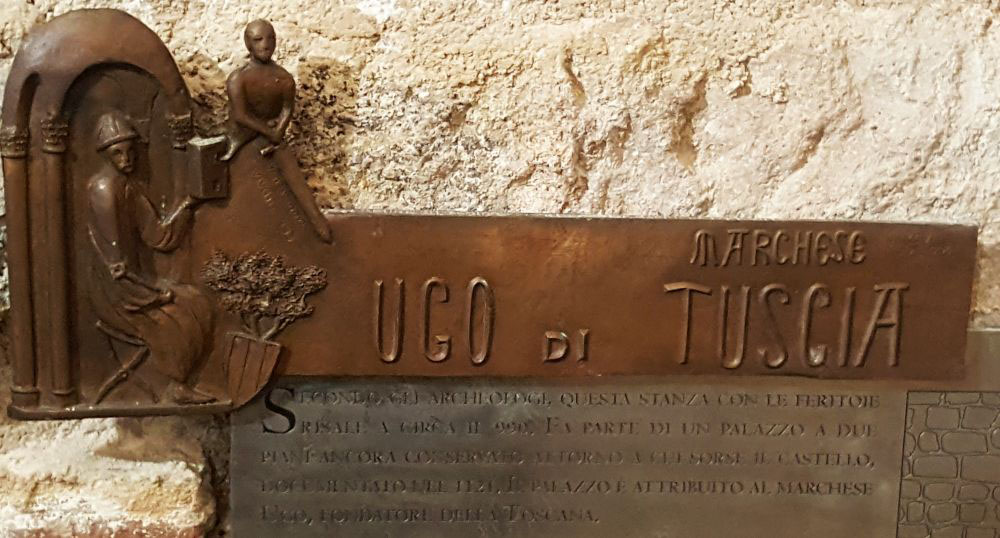 Bronzeschild für Hugo von Tuszien an der Burg von Arcidosso. Foto: Ellen Spielmann