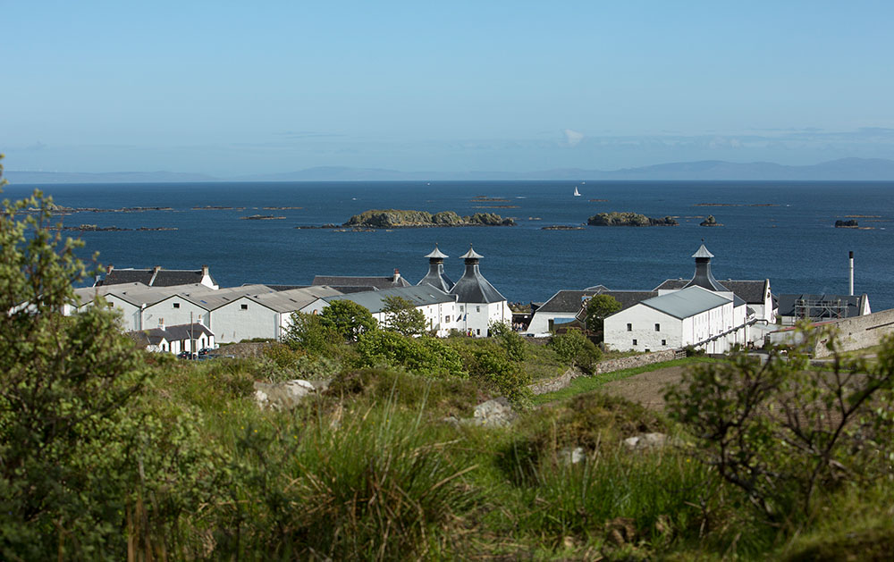The Ardbeg Distillery on the Isle of Islay. Foto: visitscotland, Damian Shield, John Duncan, Paul Tomkins