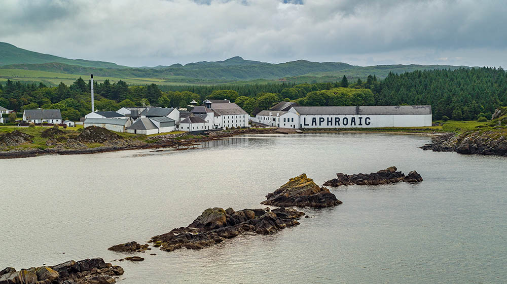 Die Laphroaig-Brennerei an der Südküste der Isle of Islay ist eine Islay Single Malt Scotch Whisky-Brennerei, benannt nach dem Gebiet an der Spitze des Loch Laphroaig. Foto: visitscotland, Damian Shield, John Duncan, Paul Tomkins