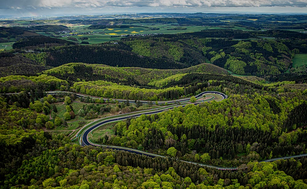 Der Nürburgring: Mit Top Speed in der Eifel. Foto: Aston Martin/ Philipp Löhmann