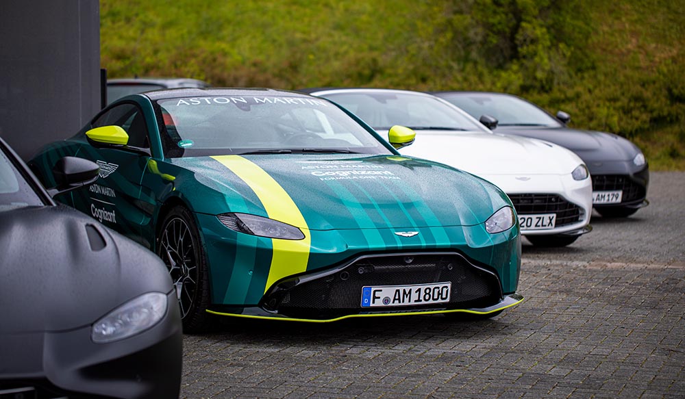 Aston Martin in Reih und Glied. Foto: Aston Martin/ Philipp Löhmann