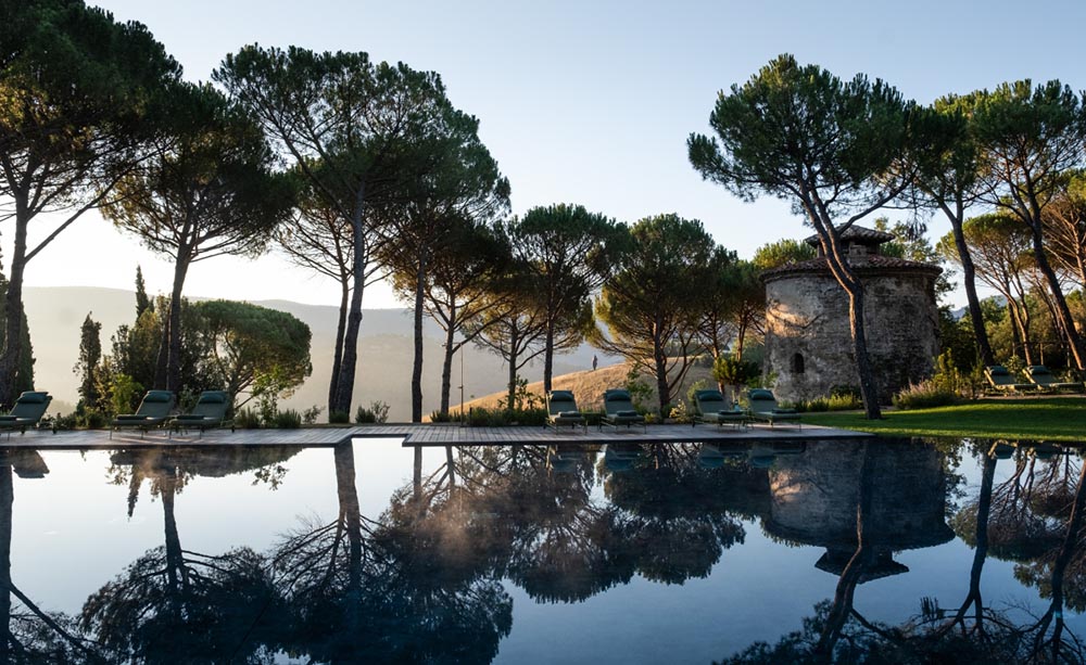 Castello di Reschio: Swimming Pool & Torrino Pool Bar. Foto: Reschio