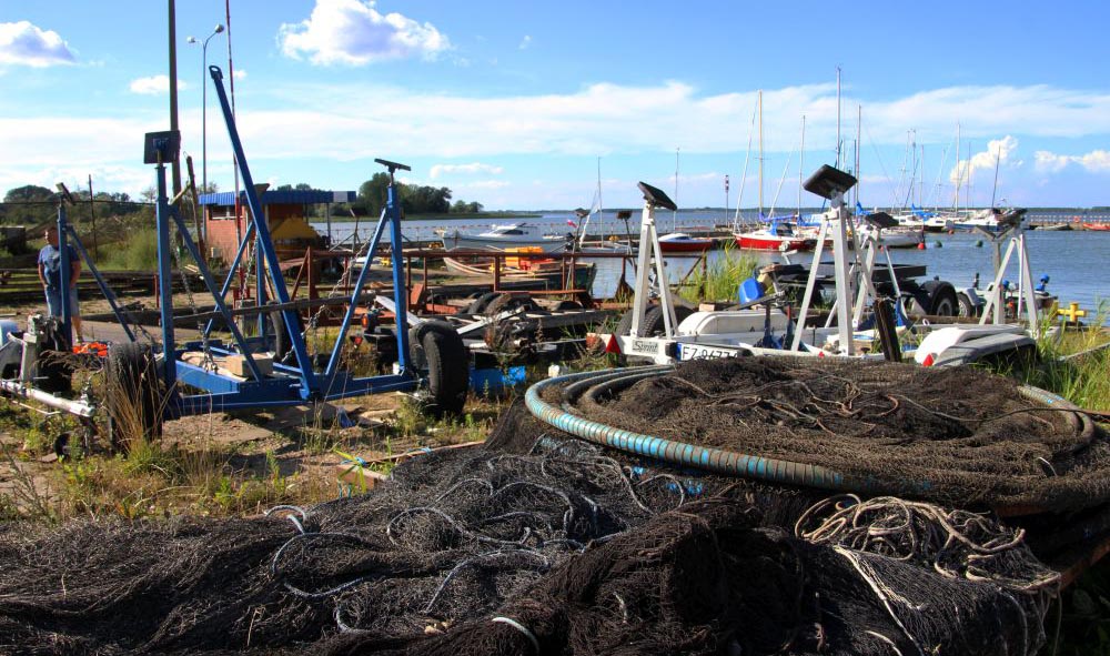 Fischernetze warten am Hafen auf ihren nächsten Einsatz. Foto: Ellen Spielmann