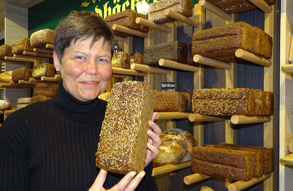 Meiken Jensen von Borgsumer Landbäckerei mit einem frischen Brot. Foto: Carola Faber