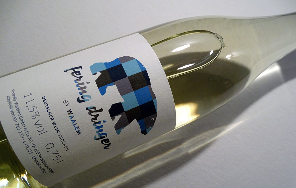 Der Föhrer Wein mit dem Eisbär auf dem Etikett. Foto: Carola Faber