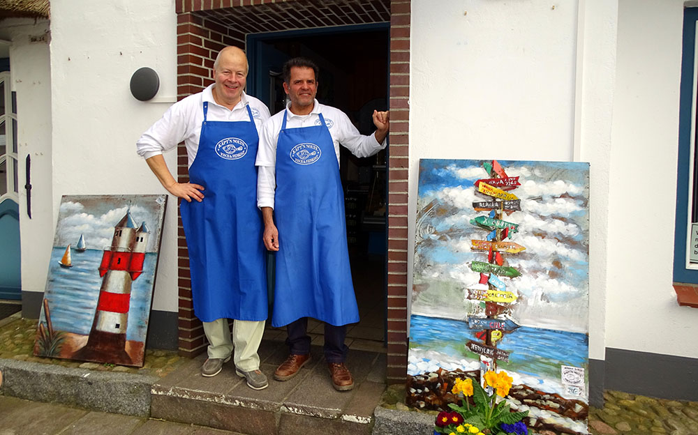 Jörg Nolte (links) und Alfonso sind für ihre schmackhafte Auswahl an Meeresfrüchten bekannt. Foto: Carola Faber
