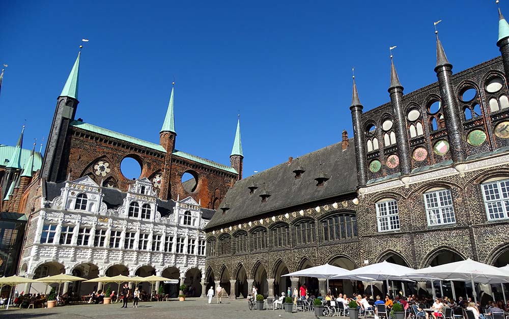 Lübeck lockt mit zahlreichen Bauten im Stil der Backsteingotik. Foto: Carola Faber