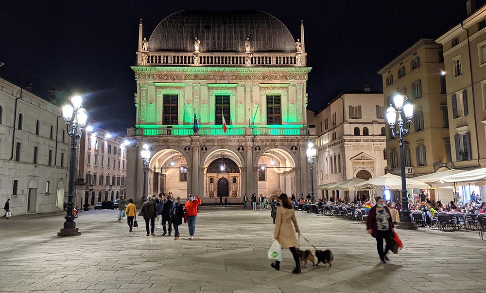 Die Piazza della Loggia ist ein beliebter Treffpunkt in Brescia. Foto: Carola Faber