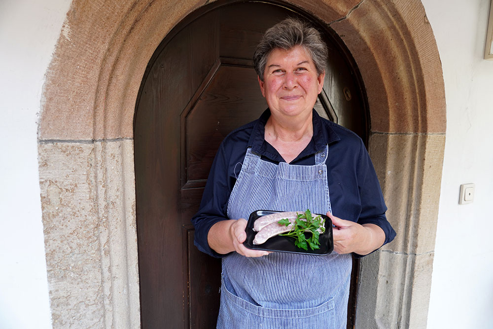 Elke Arold vom Bauernladen präsentiert die Ansbacher Bratwurst. Foto: Carola Faber