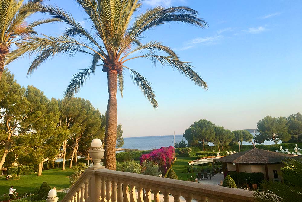 Ausblick von der Terrasse direkt auf das Meer. Foto: Kirsten Lehmkuhl