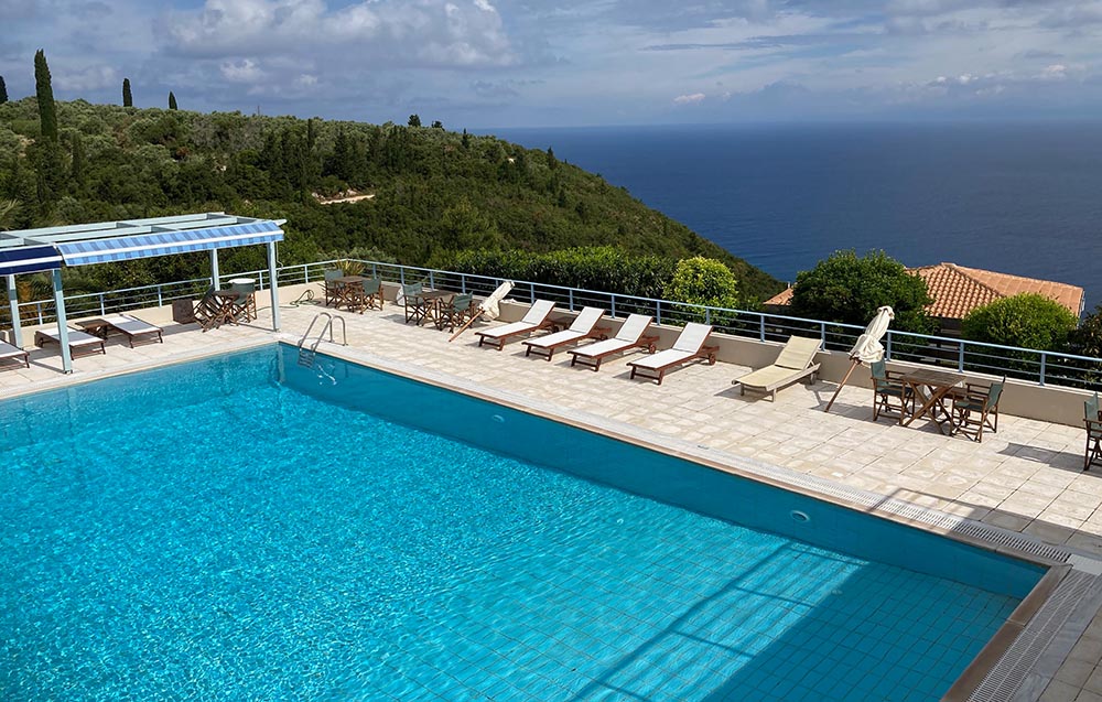 Pool mit Aussicht: Das Mira Resort & Maisonettes über Lefkas. Foto: Boschetto Hotel
