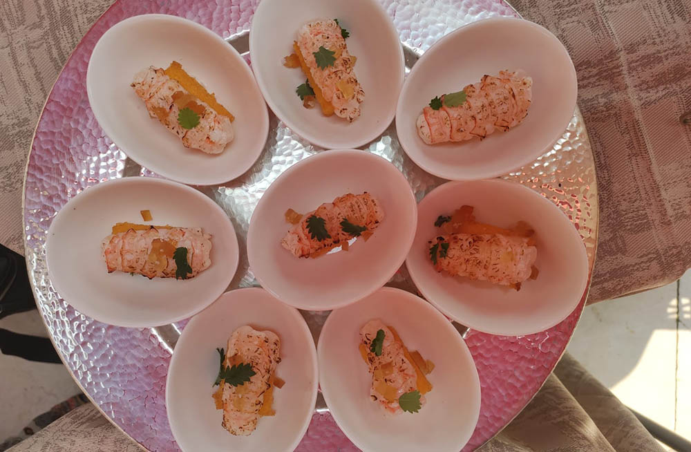Fingerfood auf der "De Pisis" Terrasse: Polenta mit Mangomousse und Shrimps. Foto: Uta Petersen