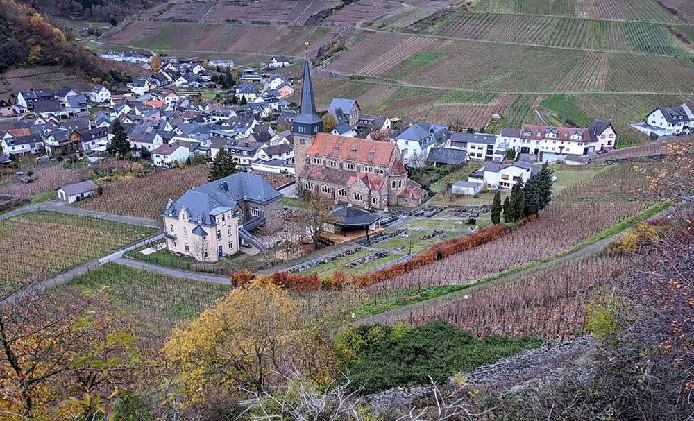 Mitten in steile Rebhänge schmiegt sich das malerisch gelegene Dorf Mayschoß. Foto: Carola Faber