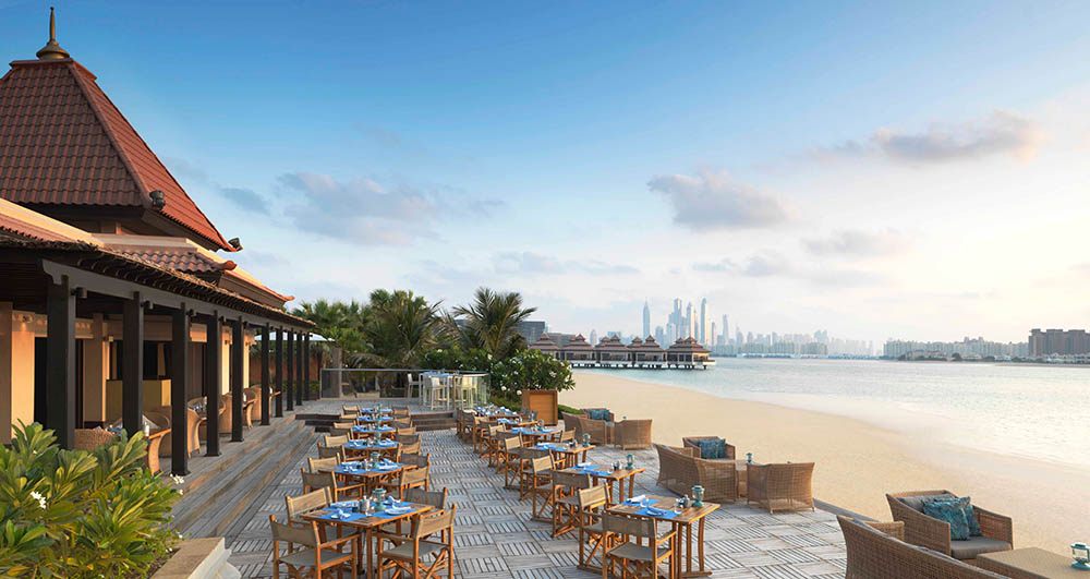 The Beach House direkt am Strand: Ausblick auf Dubais Skyline inklusive. Foto: Anantara The Palm-Dubai Resort
