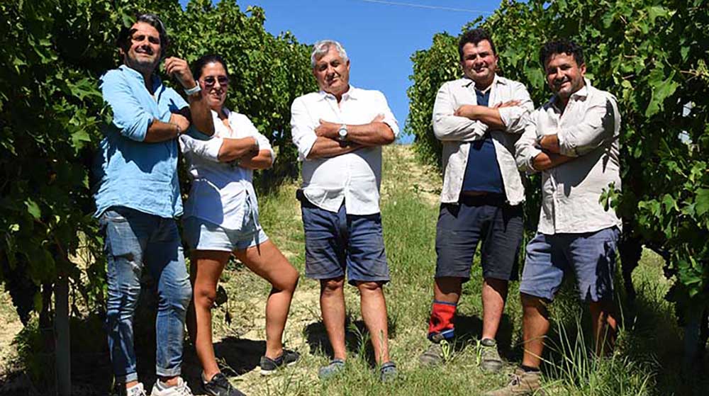 Die Weinfamilie De Angelis zwischen den eigenen Rebstöcken. Foto: Il Conte Villa Prandone