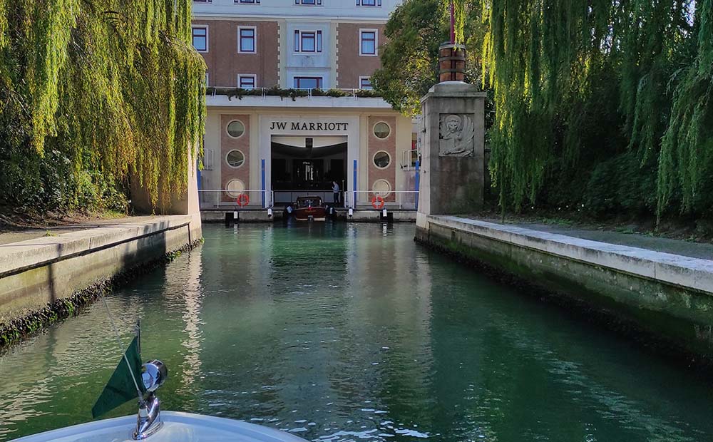 Einfahrt mit dem Wassertaxi in das JW Marriott Venice Resort & Spa. Foto: Michael Schabacker