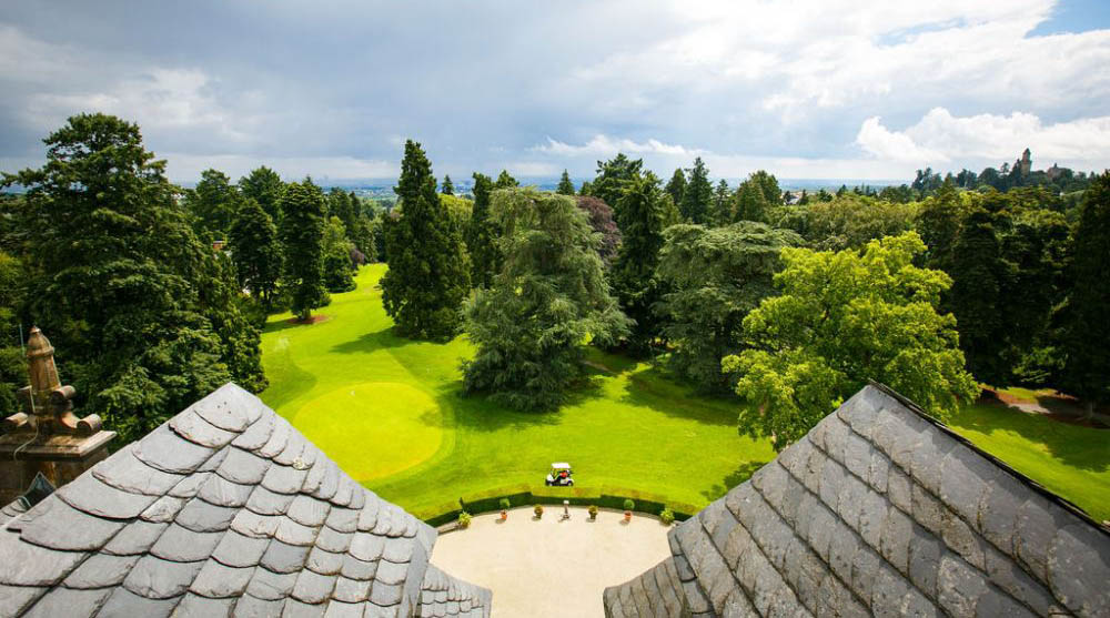 Die wunderschöne Parkanlage: Aussicht auf den alten Baumbestand des Schlosshotels Kronberg. Foto: Schlosshotel Kronberg