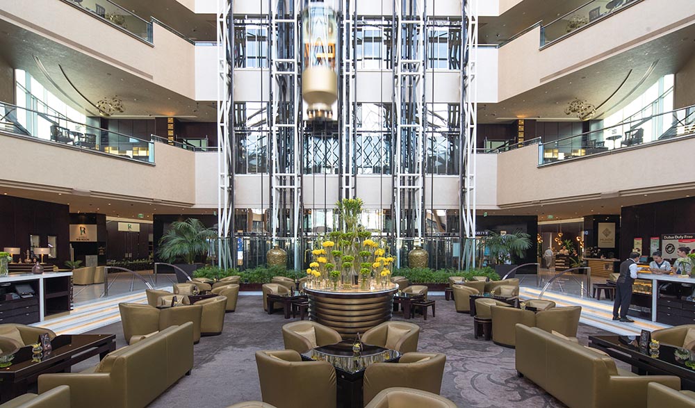 Die Lobby mit ihren berühmten Aufzügen. Foto: Jumeirah Emirates Towers