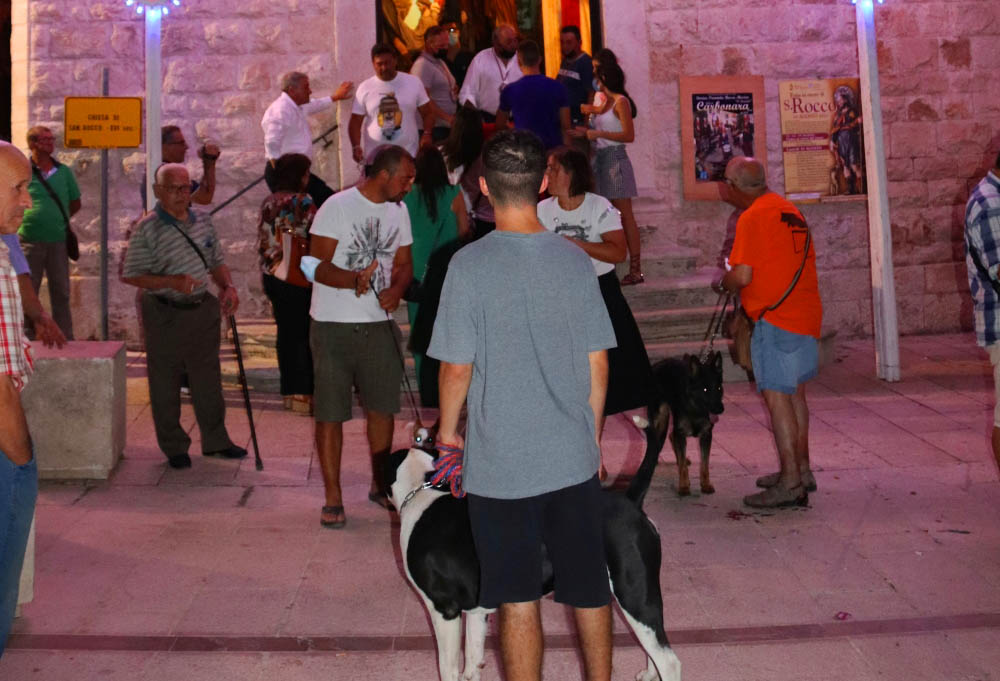 Hundeliebhaber vor dem Kirchenportal. Foto: Ellen Spielmann