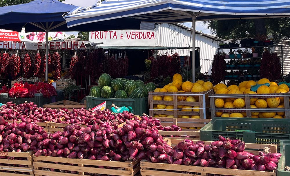 Lokaler Obst- und Gemüseverkauf bei Tropea. Foto: Jochen Hägele