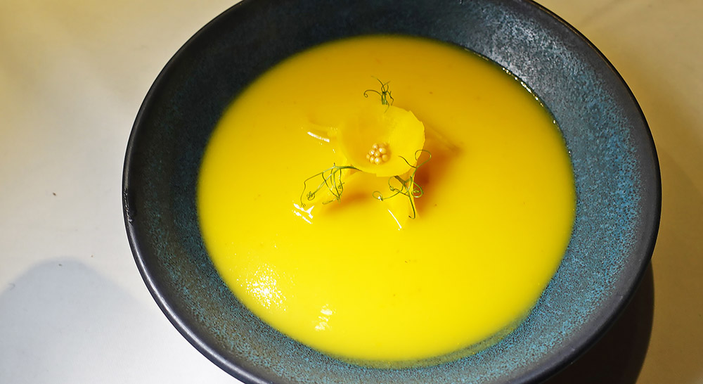 Gelbe Bete-Suppe mit Ananas und Meerrettich. Foto: F. H. Köser
