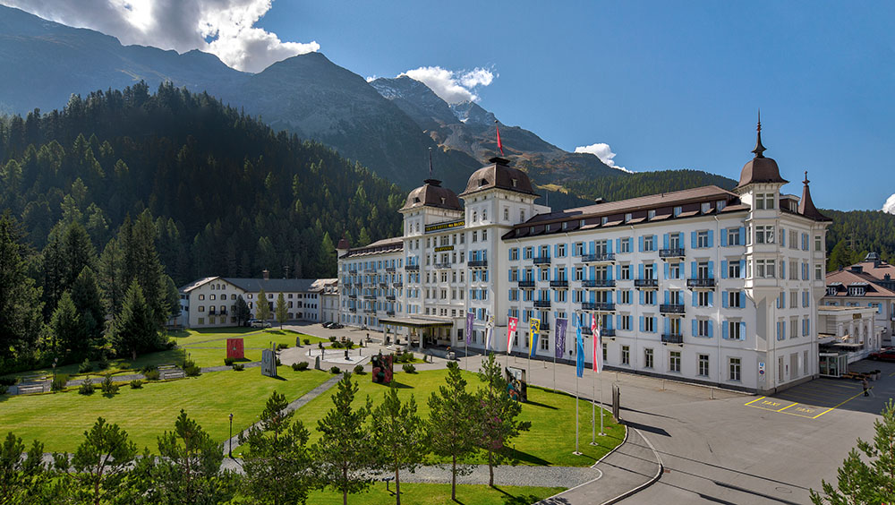 Das Grand Hotel des Bains Kempinski vor der wundervollen Bergkulisse des Engadins. Foto: Grand Hotel des Bains Kempinski in St. Moritz