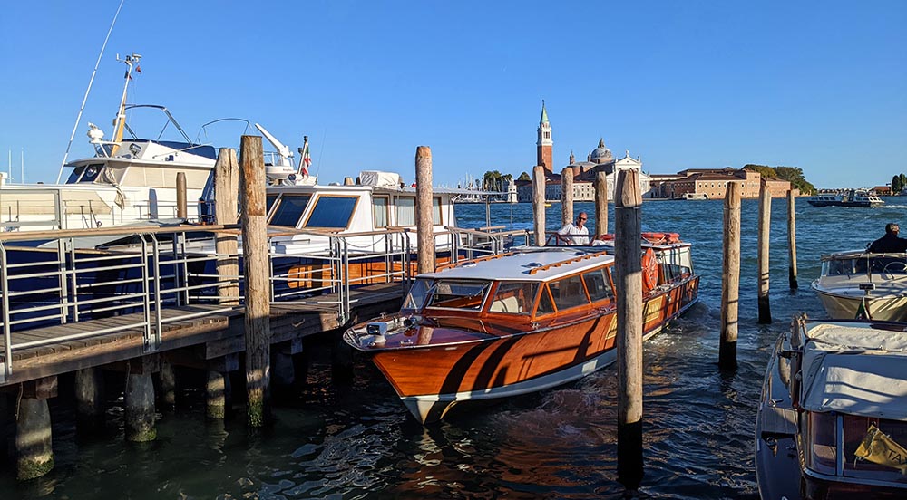 Mit hoteleigenen Booten erfolgt der Transfer vom San Marco über die Lagune zum Hotel. Foto: Carola Faber