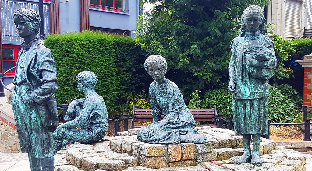 Market Square: Lebensgroße Bronze-Statuengruppe „The Hiring Fair“, 1994 vom Bildhauer Maurice Harron (geb. 1946) geschaffen, der in Derry/Londonderry (Nordirland) lebt. Foto: Ellen Spielmann