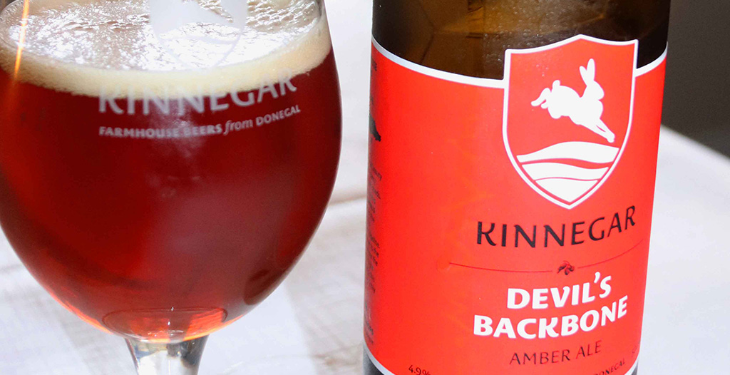 Craft Beer Donegal Kinnegar „Devils Backbone“, ein Amber Ale mit einer charakteristischen bernsteinähnlichen Farbe. Foto: Ellen Spielmann