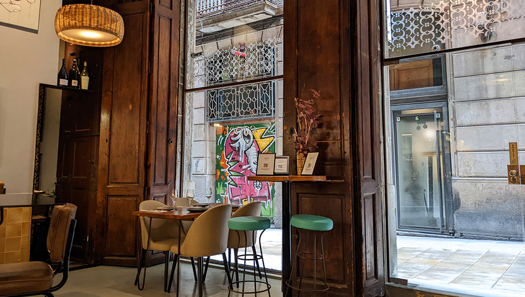 Gastraum der „Oase“ in der Altstadt Barcelonas. Foto: Carola Faber