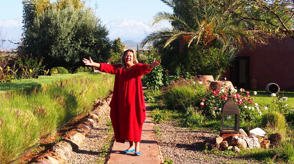 Doris Nufer in ihrem Garten, das Atlas Gebirge im Hintergrund. Foto: Kiki Baron