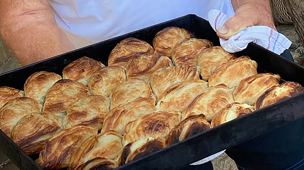Von Ġulinu mit Liebe gebacken: Frische Pastizzi, das historische Fast Food auf Malta.Foto: Uta Petersen