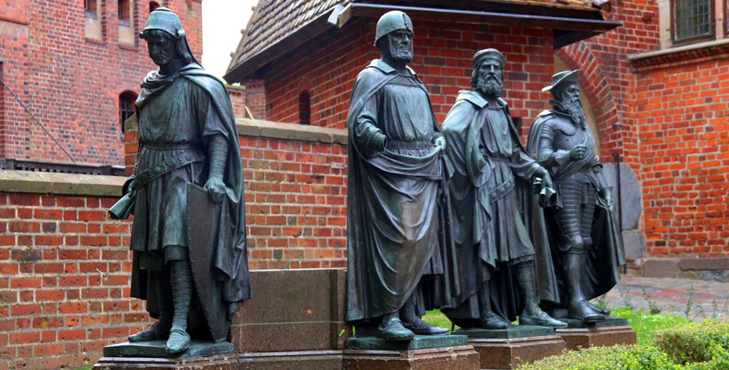 Die lebensgroßen Bronzestatuen der vier bedeutenden Hochmeister des Ordens. Foto: Ellen Spielmann