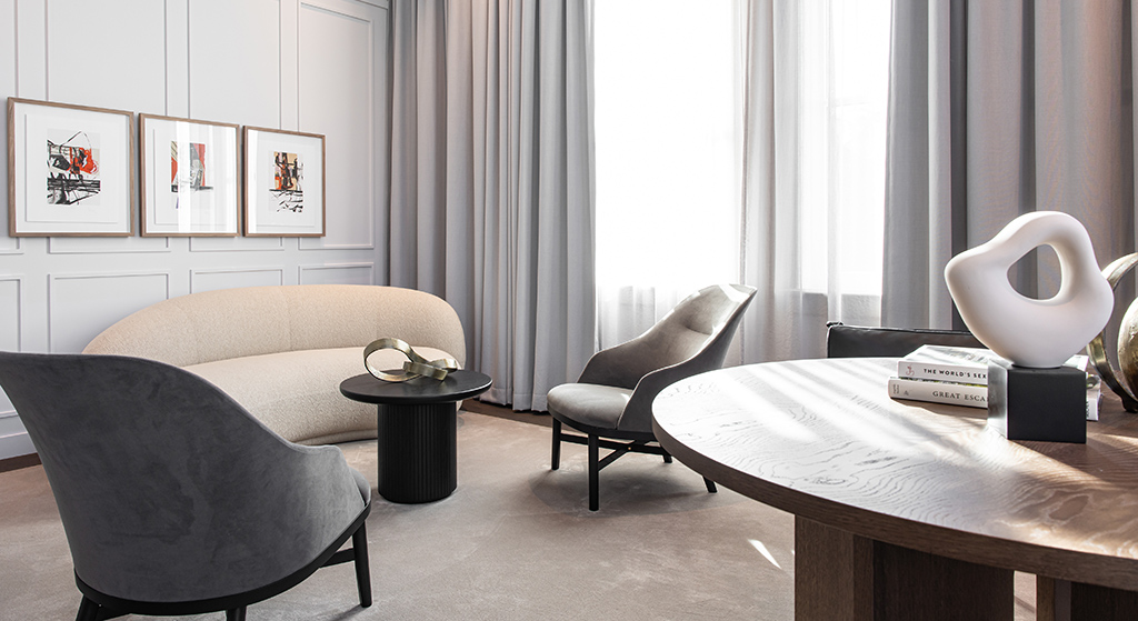 Eine der behaglichen Ecken der großen “Grand Suite” – der dort bereitgestellte Haartrockner mit dem Lederetui hat einen Wert von 700 Euro. Foto: Pillows Hotels