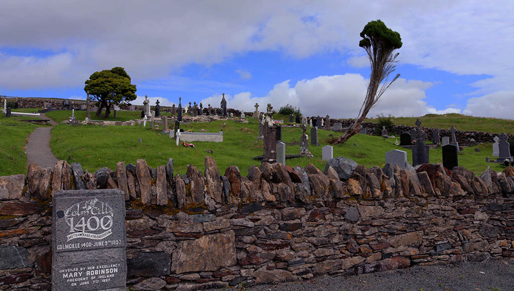 Friedhof mit Ruinen von Gartan Abbey und 1997 von Irlands Präsidentin Mary Robinson enthülltem Gedenkstein,im Open air-Museumskomplex Gartan Abbey. Das Kloster wurde von Saint Colmcille im 6. Jh. Gegründet. Foto: Ellen Spielmann
