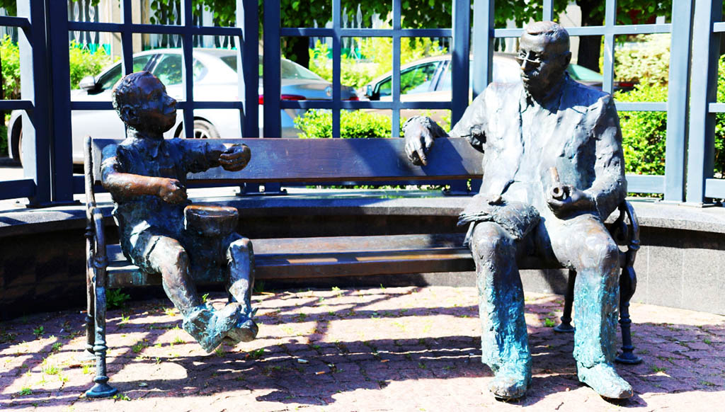 Statuen von Günter Grass und dem Blechtrommel-Held Oskar Matzerath. Foto: Ellen Spielmann