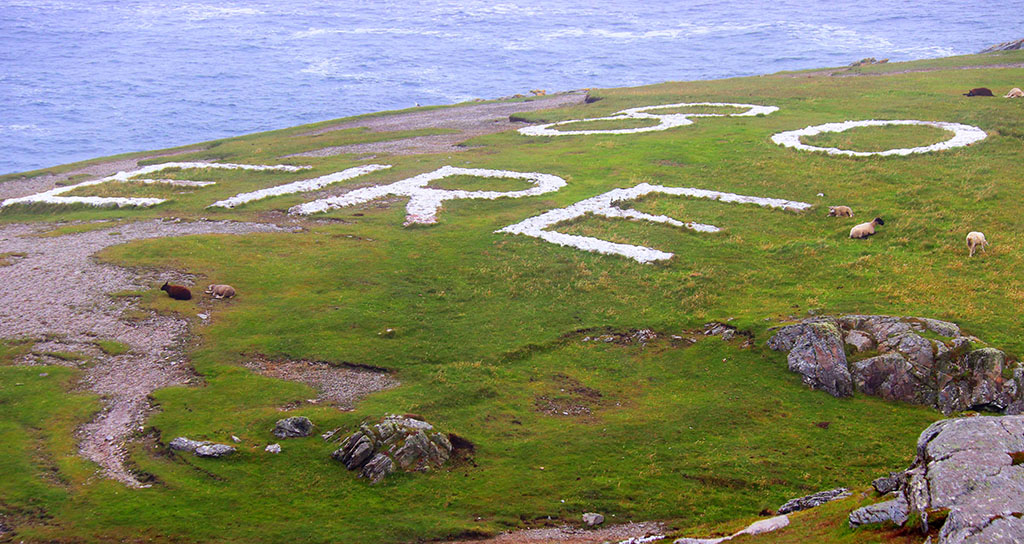 Im 2. Weltkrieg ausgelegter Text „EIRE 80“ aus Steinen am Malin Head, dem nördlichsten Punkt Irlands. Foto: Ellen Spielmann