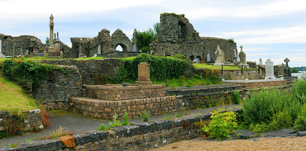 Ruinen des 1474 gegründeten Franziskanerklosters und Friedhof am Hafen von Donegal Town. Foto: Ellen Spielmann