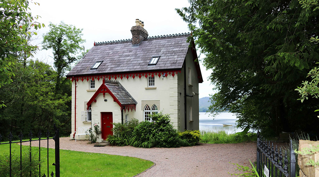 Blick auf die Garden Lodge an der Einfahrt zum Lough Eske Castle Hotel. Foto: Ellen Spielmann