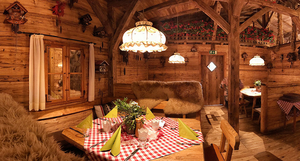 Hüttengemütlichkeit, kräftige Speisen und Biergarten: Die „Öventhütte“. Foto: DER ÖSCHBERGHOF