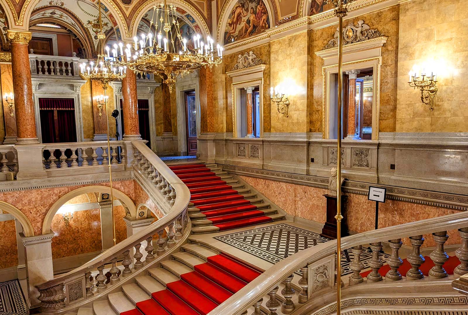Opernhäuser Budapest: Glanzvolles Opernhaus und gewaltige Kathedrale - KULINARIKER