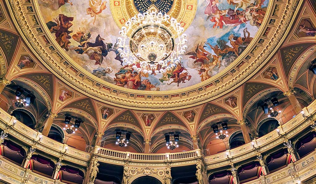 Prachtvolle Deckenmalerei im Opernhaus. Foto: Carola Faber
