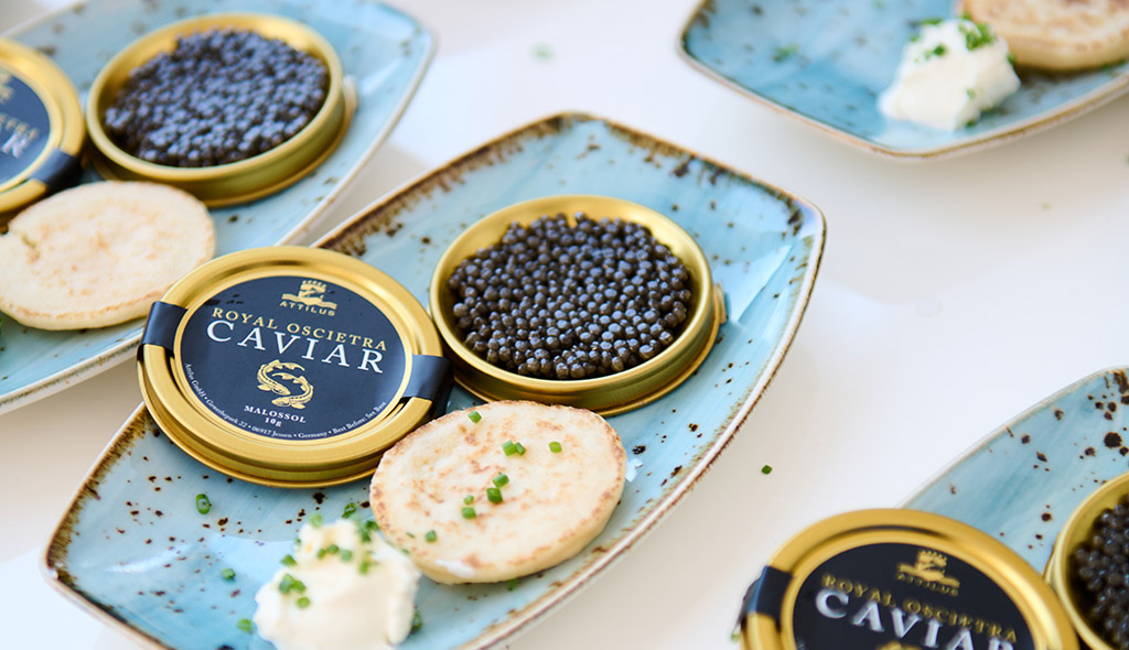 Royal Oscietra Caviar mit Blini und Sauerrahm. Foto: Grand Hotel Heiligendamm