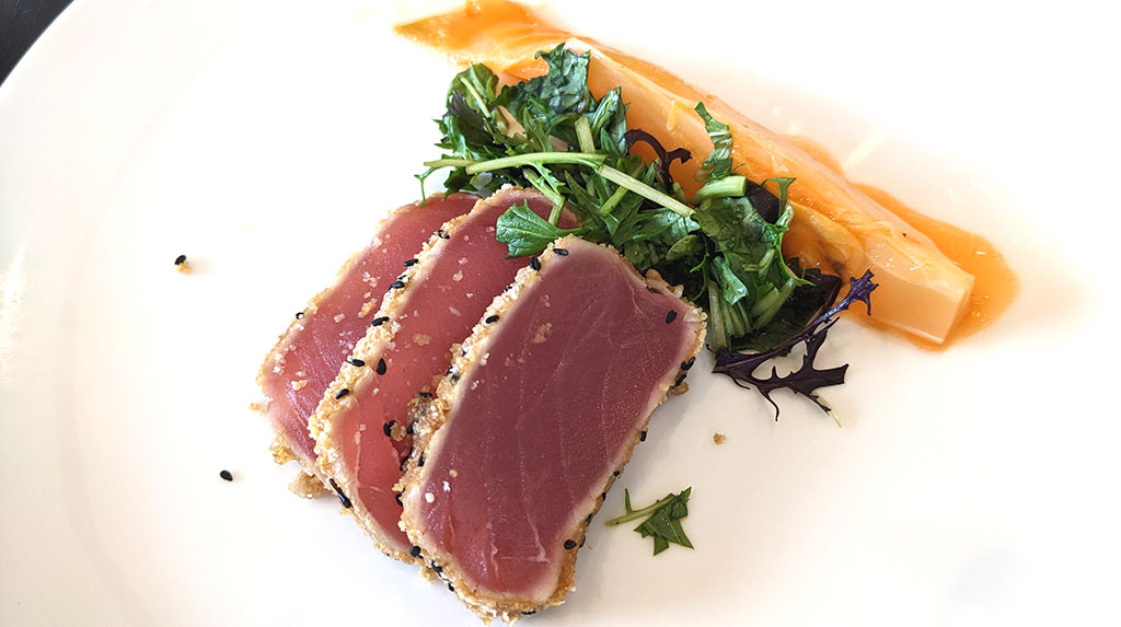 Gelbflossen Thunfisch Sashimi mit Erdnuss, Soja, Limette. Foto: Carola Faber
