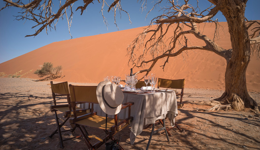 Frühstück in der Wüste gehört mit zum Programm. Foto: Zannier Hotels