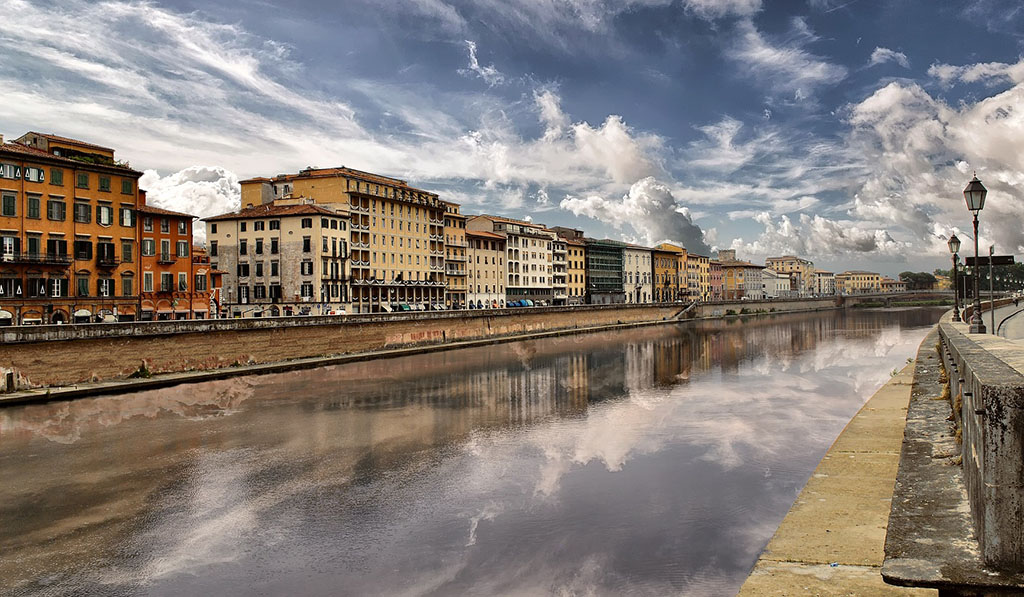 Der Fluss Arno, gesäumt von den farbenfrohen Gebäuden Pisas. Foto: pixabay