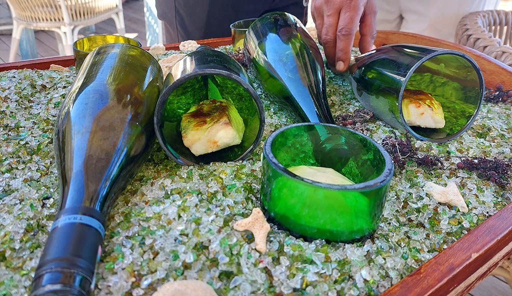 Kulinarik anders präsentiert: Im Le Palmier wird Fisch aus Flaschen serviert. Foto: Michael Schabacker