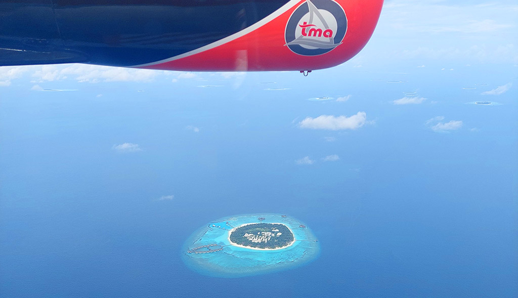 Während des Fluges zur gebuchten Trauminsel: man überfliegt zahlreiche andere Inseln und Atolle. Foto: Michael Schabacker