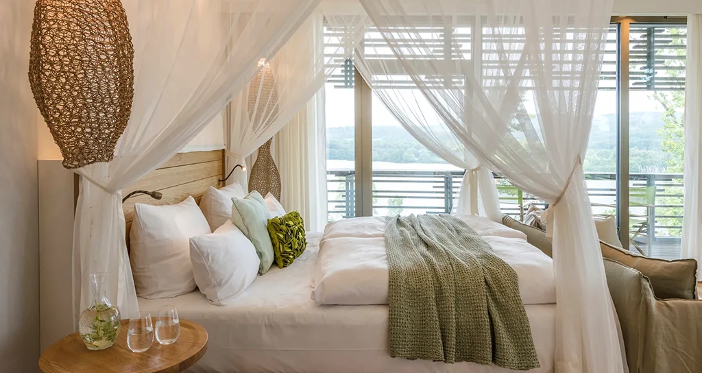 Zimmer mit Sicht auf den See. Foto: Seezeitlodge Hotel & Spa